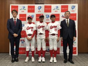 「NPB12球団ジュニアトーナメント KONAMI CUP 2023」に出場する 呉フィールズスポーツ少年団の 今中翔太 さん，梶本浬 さん，吉本英真 さん，稲葉東能 代表