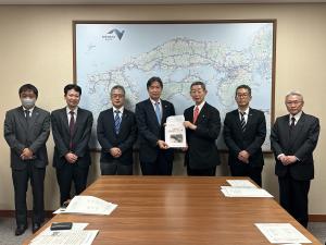 広島呉道路建設促進期成同盟会会長として 西日本高速道路株式会社の 永田順宏 取締役常務執行役員経営企画本部長 ほかへの要望活動01