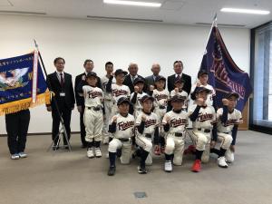 第17回春季全日本小学生男子ソフトボール大会に広島県代表として出場する 二川ジュニアの 中野晴夫 代表，砂川直輝 監督と選手の皆さん。呉ソフトボール協会の 原裕思 理事長，呉地区少年ソフトボール連盟の 森博文 理事長。