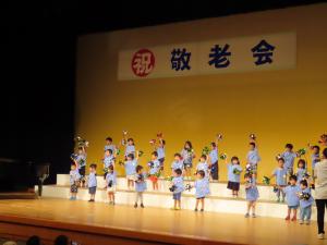 川尻光幼稚園（年少児・年中児・年長児）による合唱・遊戯