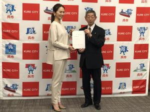 モデルの 倉本康子 さんへの くれ観光特使委嘱式