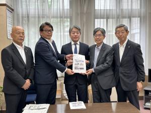財務省主計局の 新川浩嗣 局長，寺田稔 衆議院議員