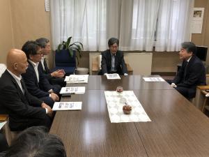 財務省主計局の 新川浩嗣 局長，寺田稔 衆議院議員