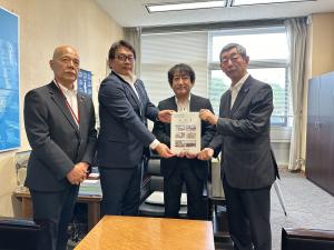 道路局の 丹羽克彦 局長