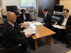 道路局の 丹羽克彦 局長