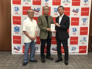 呉美術協会の 黒瀬基郎 会長ほかからの令和６年能登半島地震への義援金受領
