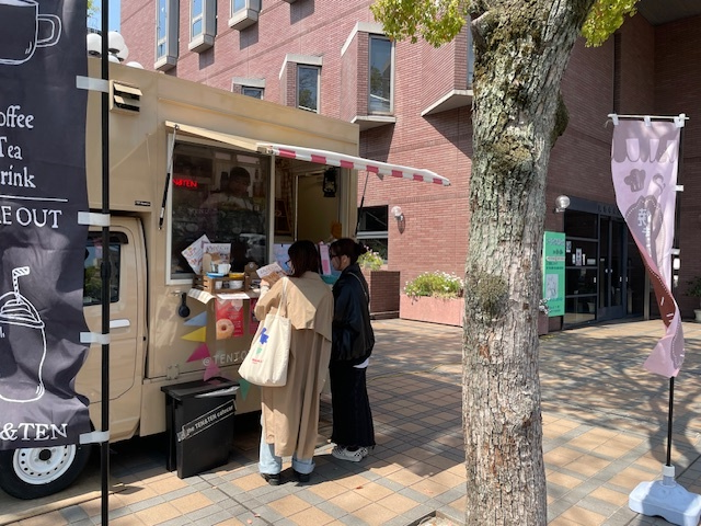 キッチンカー出店風景