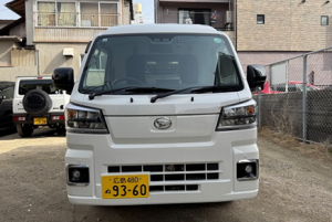 荘山田小学校給食配送車正面
