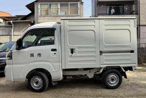 荘山田小学校給食配送車側面