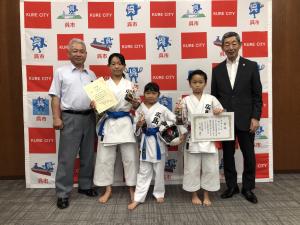 第２５回全日本少年少女空手道選手権大会に出場される 新宅唯 さん，石井瑛 さん，石井捺花 さん，糸東流空手道誠心館吉浦道場の 車地幸典 道場長ほか