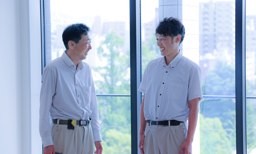 インタビュー中の二人の写真