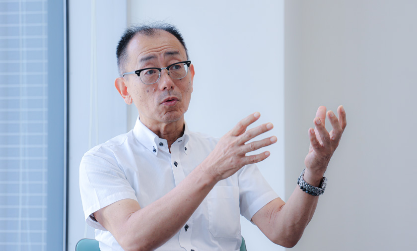 インタビュー中の二人の写真