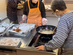 軽食を準備する女性会