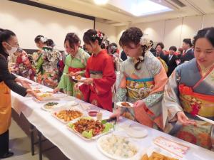 懇親会の様子（バイキング）