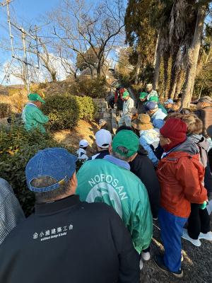 ツタの刈り方を教わる参加者