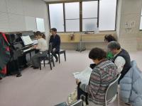 他者のレッスンを聞く様子