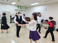 楽しそうにダンスをする様子