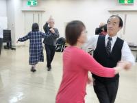 講師が踊る様子