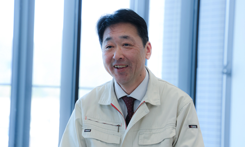 インタビューを受ける男性の写真