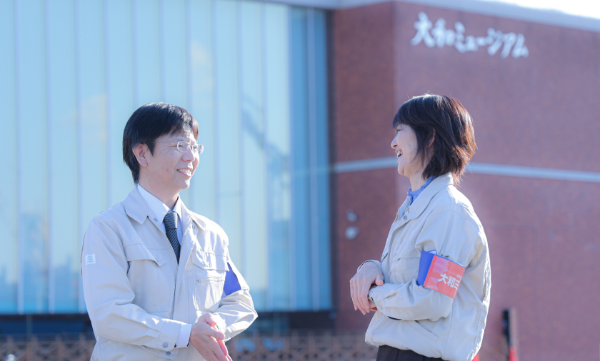 インタビュー中の二人の写真