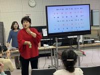 講師が指導する様子