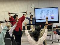 皆でゴム体操をする様子