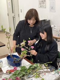 講師が花を生ける指導をする様子