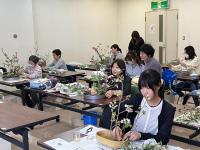 皆さんが花を生ける様子