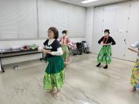 講師がお手本の踊りをする様子