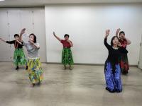 メンバーが踊る様子
