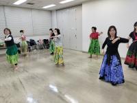 講師とメンバーが踊る様子