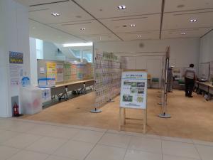 令和7年度環境パネル展の様子。3列のパネルで区切られた通路の左側にフードドライブとプチプチの回収ボックスがある。