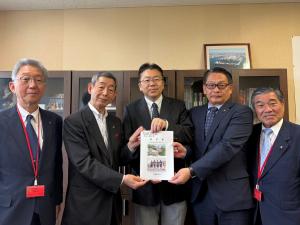 国土交通省港湾局（海事）（兼任）の 足立基成 官房審議官