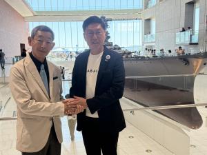 １０分の１戦艦「大和」前での両市長記念撮影