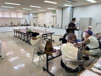 メンバーが話し合いしている様子