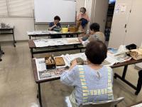 講師が生徒の作品を手直ししている様子