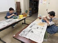 先生と談笑しながら作業している様子