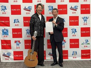森本ケンタさんへのくれ観光特使委嘱式