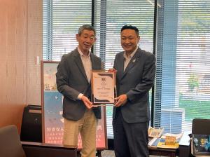 呉海自カレー事業者部会の 岡本正信 会長,内野靜男 監査,鈴木将治 顧問ほか からの「広島を代表する企業(団体)100選」への同部会選出の報告