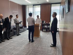 川尻地区地域おこし協力隊員の 皆川篤志 さん への辞令交付