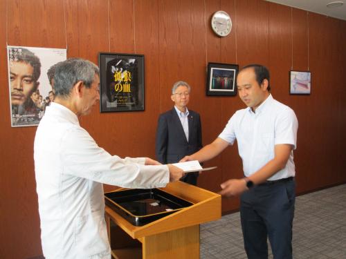 呉市長から辞令を受け取る皆川さん