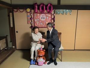 100歳到達者のお祝い訪問