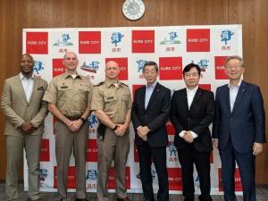 在日米陸軍基地管理本部の エリック・デイヴィス司令官,リチャード・ミーカー最先任上級曹長,同本部呉施設管理事務所の マイケル・ハモンド 所長ほか
