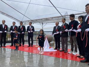 天応西条公園完成式モニュメント除幕の様子
